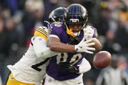 Late reversal helps Steelers hold on for 27-22 win over Ravens and sole possession of division lead